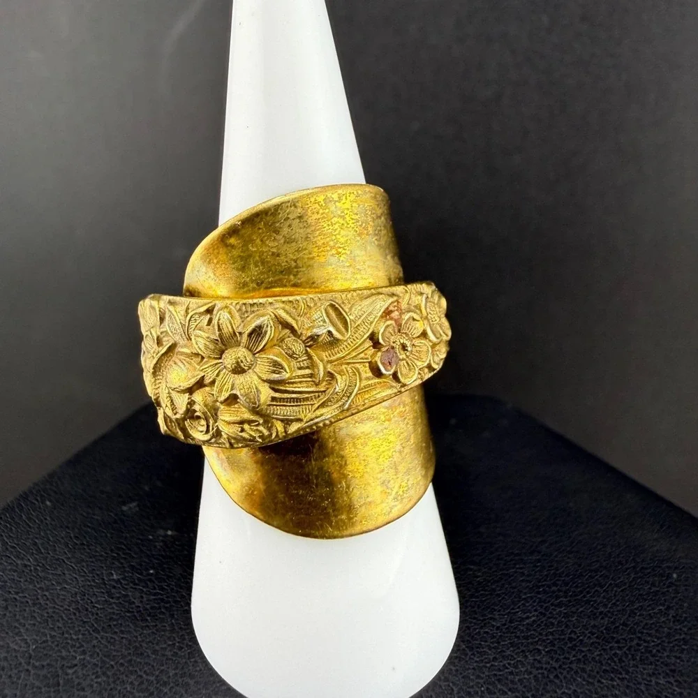 Vintage S Kirk & Son Hammered Repousse Ring Gold Tone Signed Size 8